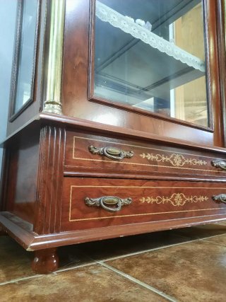 Elegante Armario Vitrina de Madera