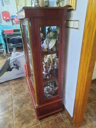 Elegante Armario Vitrina de Madera