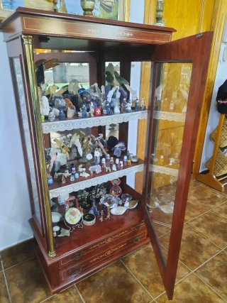 Elegante Armario Vitrina de Madera
