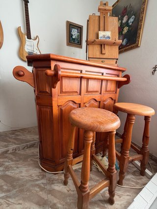 Mueble bar de madera con 2 taburetes