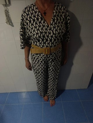 Mono elegante con cinturón