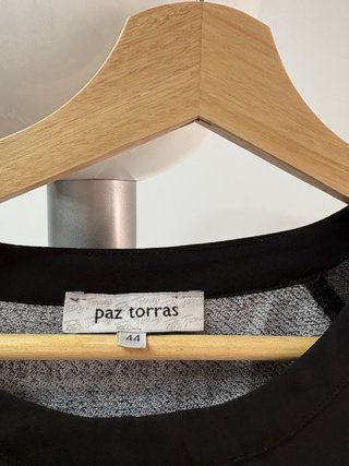 Blusa negra y gris con escote
