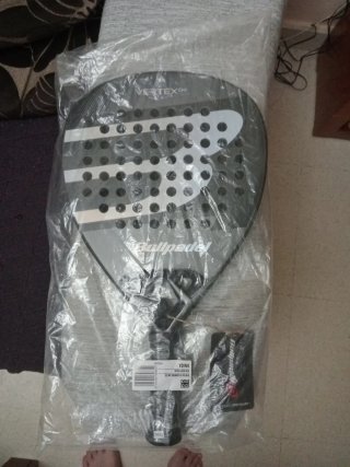 Pala de pádel Bullpadel Vertex 04 sin abrir