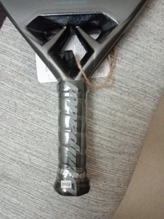 Pala de pádel Bullpadel Vertex 04 sin abrir