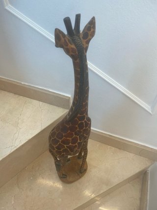 Jirafa de madera decorativa