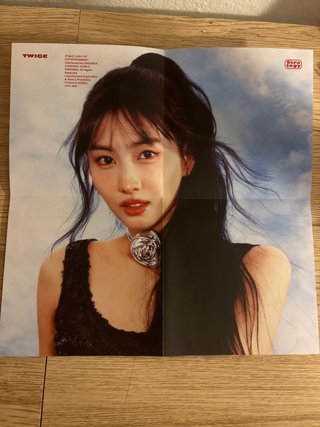 Póster TWICE Momo
