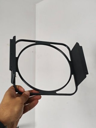 Soporte Mac Mini + Hub Satechi bajo escritorio
