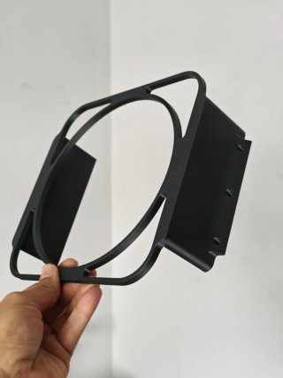 Soporte Mac Mini + Hub Satechi bajo escritorio