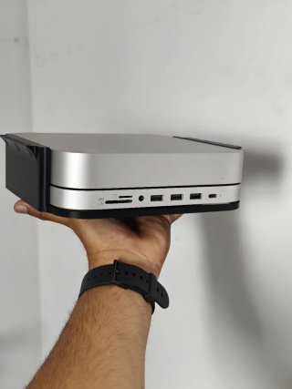 Soporte Mac Mini + Hub Satechi bajo escritorio