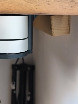 Soporte Mac Mini + Hub Satechi bajo escritorio