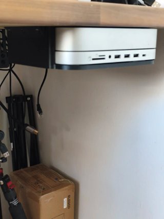 Soporte Mac Mini + Hub Satechi bajo escritorio