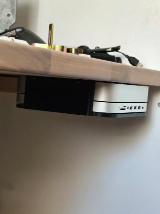 Soporte Mac Mini + Hub Satechi bajo escritorio