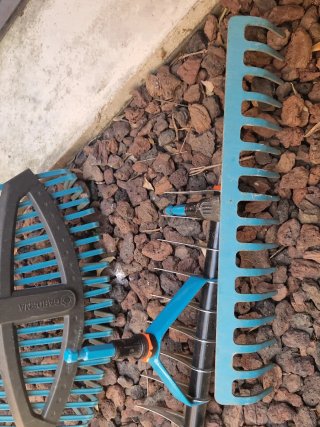 Kit Gardena con rastrillo, escoba, escarificador.