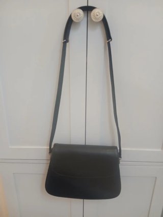 Bolso negro pequeño marca Monova
