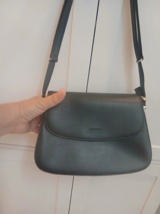 Bolso negro pequeño marca Monova