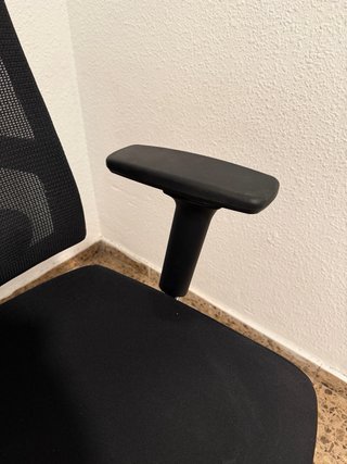 Silla de oficina ergonómica negra