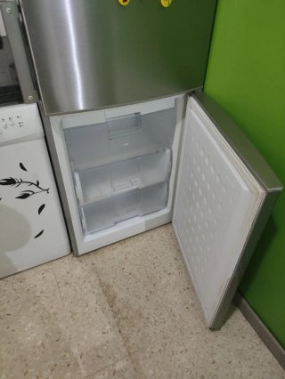 Frigorífico plateado leer bien.