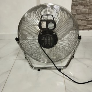 Ventilador de pie Klindo casi de nuevo