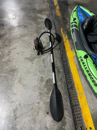 Kayak inflable verde y azul