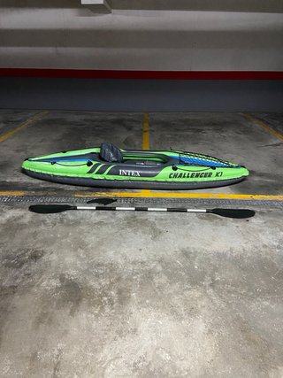 Kayak inflable verde y azul