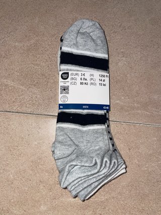 Calcetines grises con rayas estan  sin usar