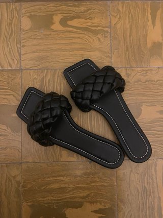 Sandalias planas negras trenzadas