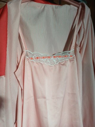 Conjunto bata y camisón rosa y rojo