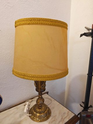 Lámpara de mesa vintage dorada