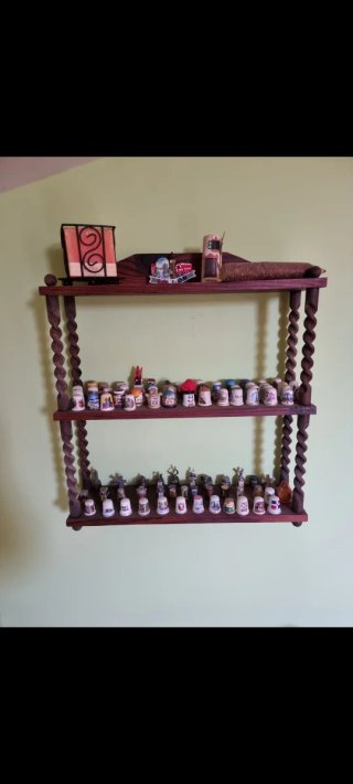 Estantería de madera con dedales