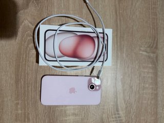 iPhone 15 con cargador