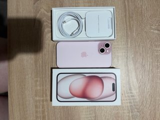 iPhone 15 con cargador