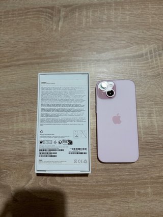 iPhone 15 con cargador