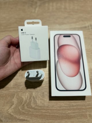 iPhone 15 con cargador