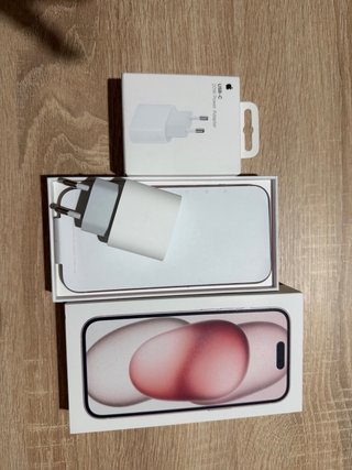 iPhone 15 con cargador