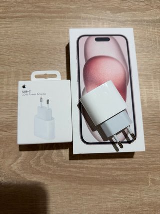iPhone 15 con cargador