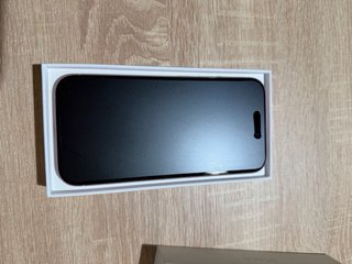 iPhone 15 con cargador