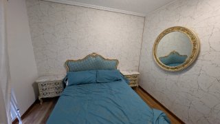 Cama clásica con cabecero tapizado