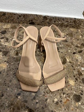 Sandalias de tacón beige