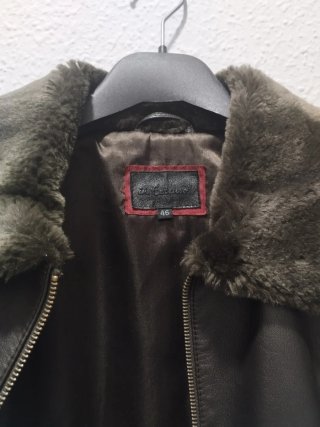 Chaqueta de piel negra con cuello de pelo