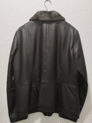 Chaqueta de piel negra con cuello de pelo