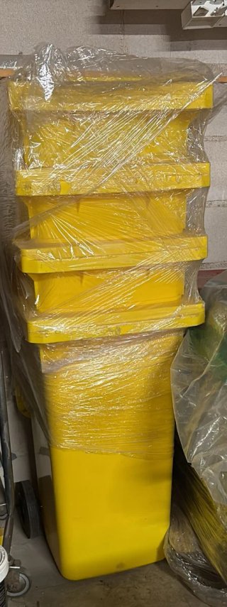 Cubos de basura amarillos de plástico