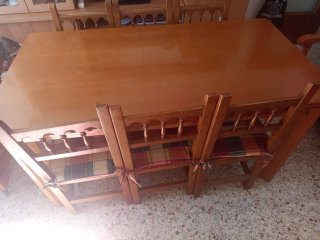 Mesa extensible y sillas de comedor de madera