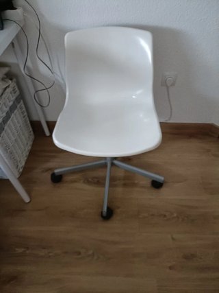 Silla de escritorio giratoria blanca