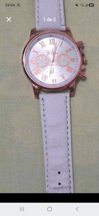 Reloj dorado y blanco sin pilas