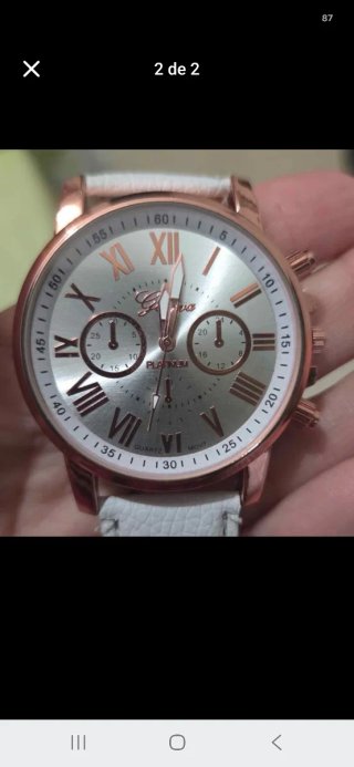 Reloj dorado y blanco sin pilas
