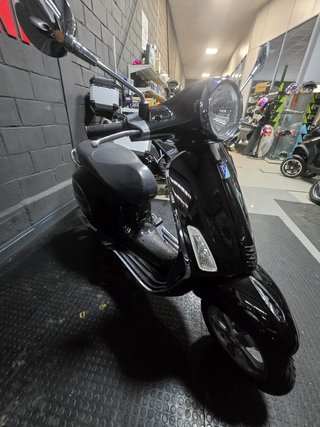 VESPA PRIMAVERA 125 2015 26.000KM RECIEN PINTADA