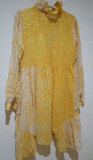Vestido dorado y amarillo con rayas