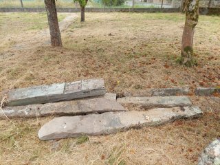 Postes de piedra y madera