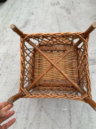 Silla de mimbre tejida, pequeña
