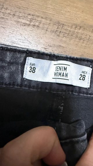 Pantalón vaquero negro desgastado